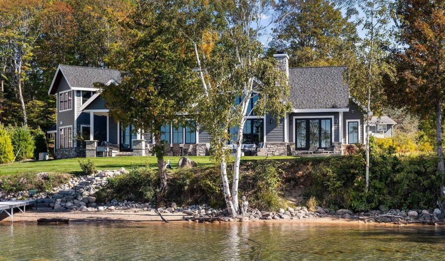 9214 Myrtle Ln, Alden, MI 49612 - 5 Beds, 5 Bath