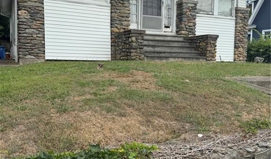 117 W Main Rd, Middletown, RI 02842 - 2 Beds, 2 Bath