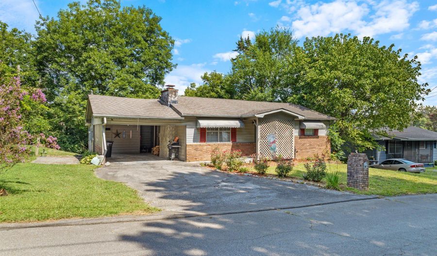 211 Pike Street St, Athens, TN 37303 - 2 Beds, 2 Bath