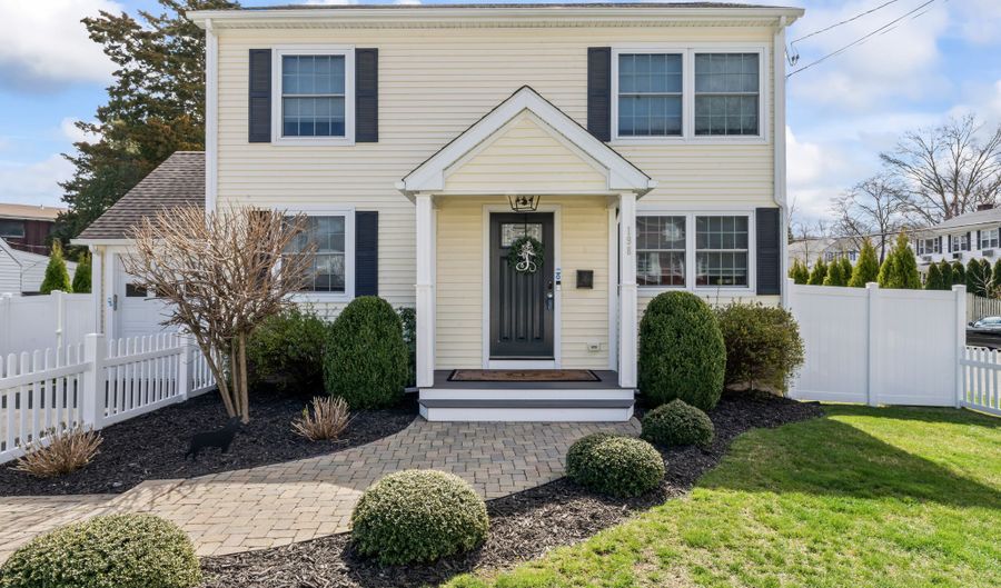 198 Cold Spring Rd, Stamford, CT 06905 - 4 Beds, 3 Bath