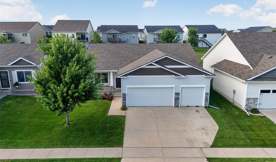 1617 12th St SE, Altoona, IA 50009 - 4 Beds, 3 Bath