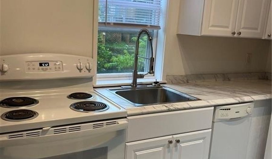 15 Clinton Ave 2, Newport, RI 02840 - 2 Beds, 1 Bath