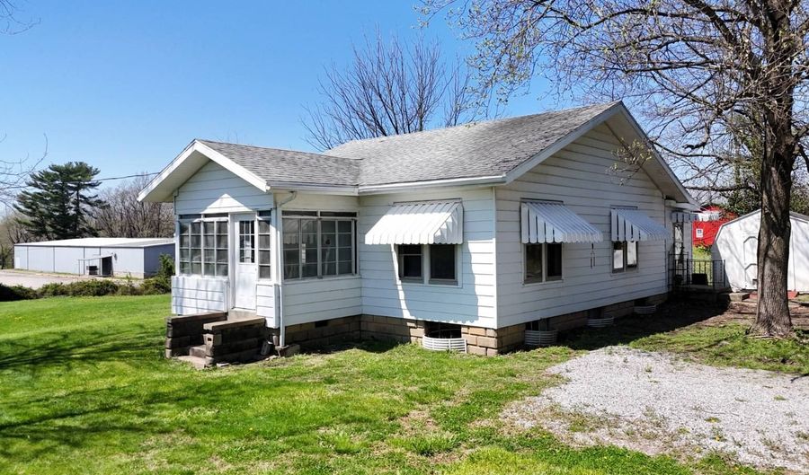 441 IL Rt 15, Albion, IL 62806 - 2 Beds, 1 Bath