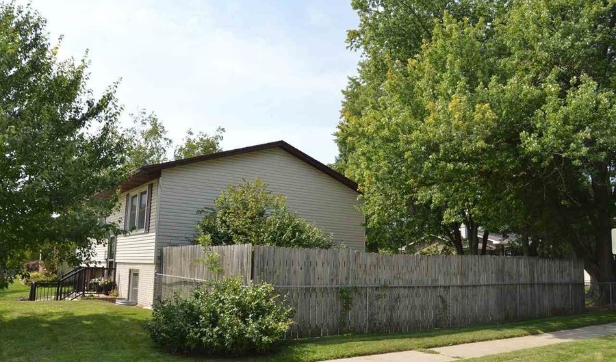 20 E Zeller St, North Liberty, IA 52317 - 3 Beds, 2 Bath