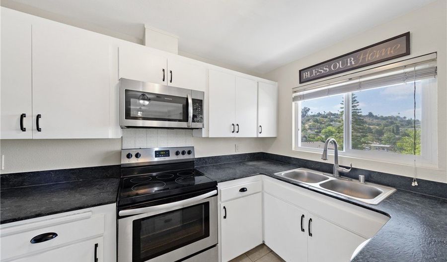 806 E 4th 9, Escondido, CA 92025 - 2 Beds, 2 Bath