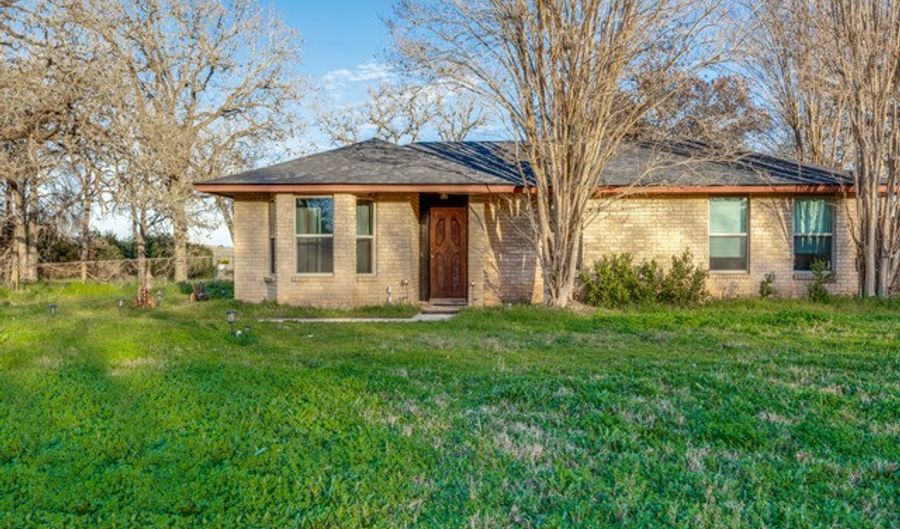 117 COUNTRY ACRES Dr, Adkins, TX 78101 - 3 Beds, 2 Bath