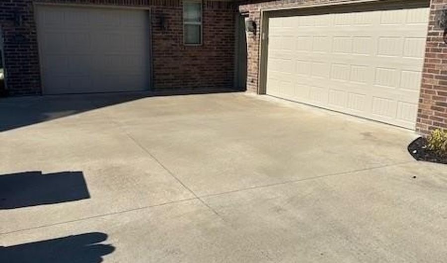2202 NE Steinbeck Dr, Bentonville, AR 72712 - 4 Beds, 3 Bath