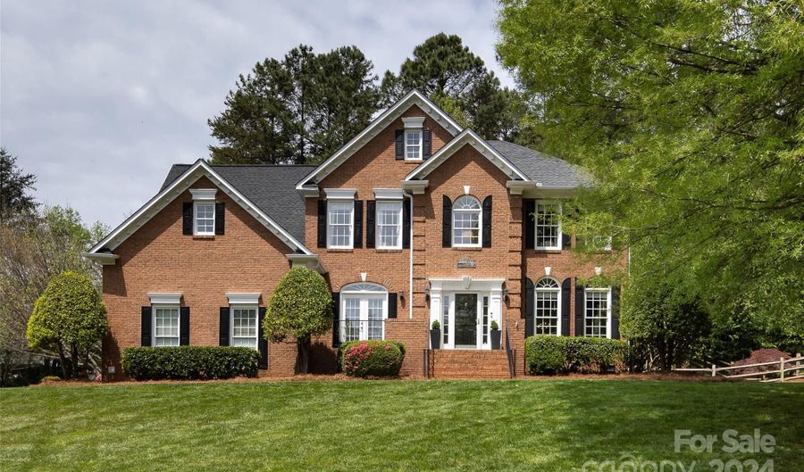 4407 Mountain Cove Dr, Charlotte, NC 28216 - 4 Beds, 3 Bath