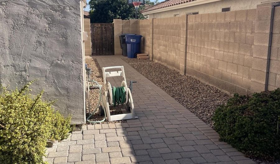 1381 W PELICAN Ct, Chandler, AZ 85286 - 3 Beds, 3 Bath