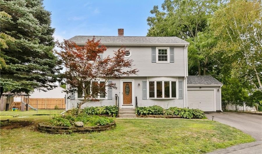 12 Granada Ter, Middletown, RI 02842 - 4 Beds, 2 Bath