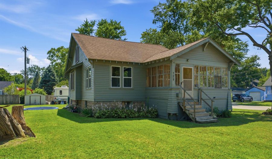 729 Smith St, Algonac, MI 48001 - 3 Beds, 1 Bath