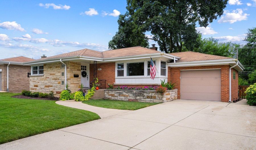 1302 W Campbell St, Arlington Heights, IL 60005 - 3 Beds, 3 Bath