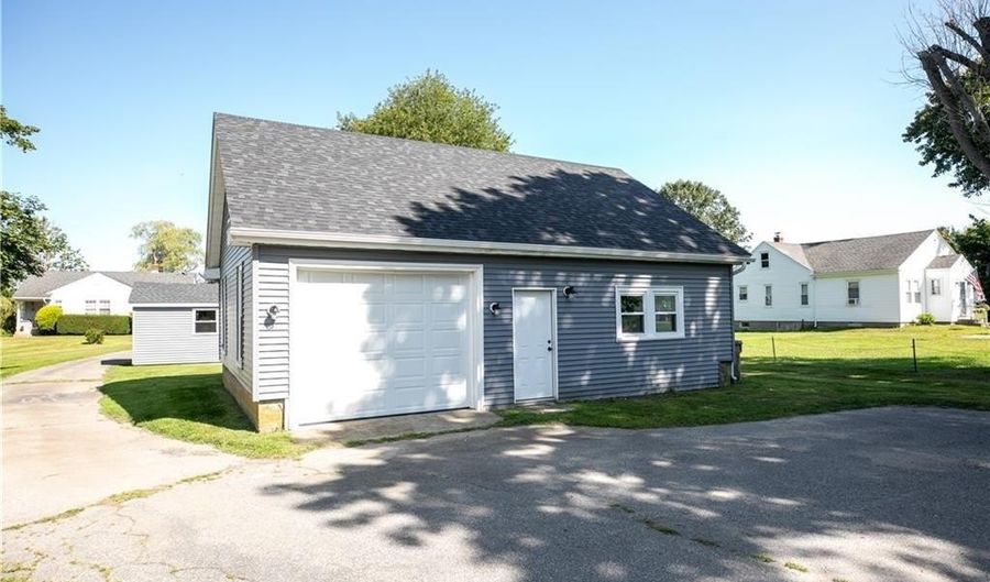 556 E Main Rd, Middletown, RI 02842 - 1 Beds, 2 Bath