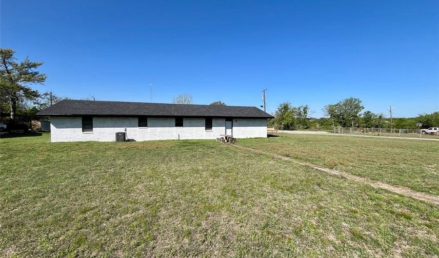 925 N Kirk St, Hico, TX 76457 - 3 Beds, 2 Bath