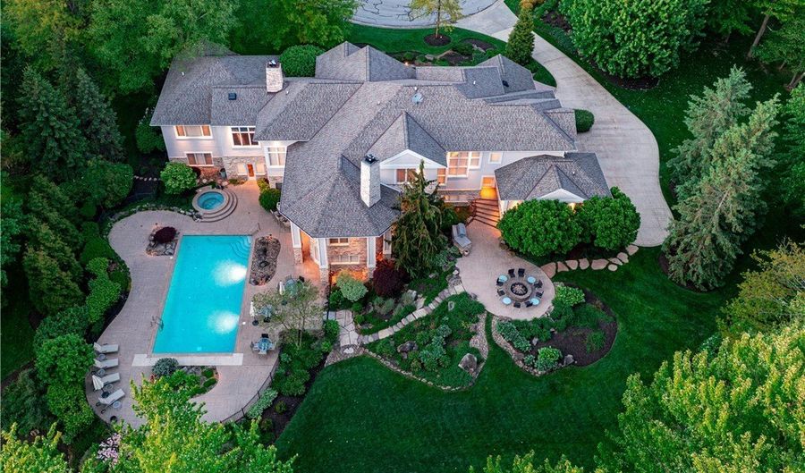 520 Bristol Dr, Aurora, OH 44202 - 5 Beds, 7 Bath