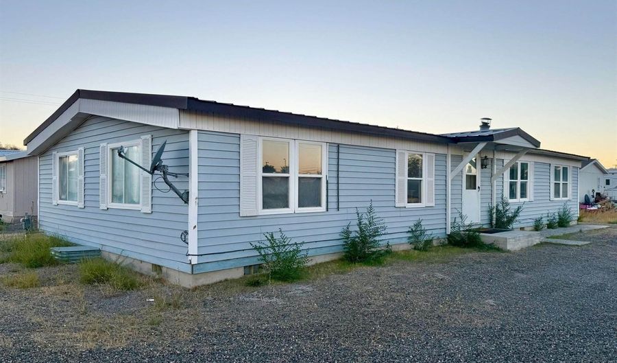 420 E 3rd St, Battle Mountain, NV 89820 - 4 Beds, 2 Bath