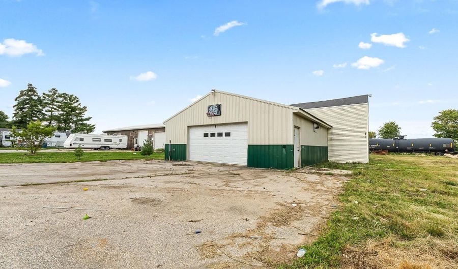 1858 W Auburn Dr, Auburn, IN 46706 - 3 Beds, 2 Bath