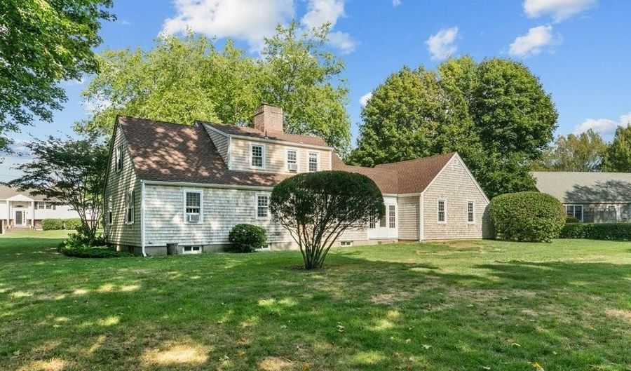 8 North Dr, Middletown, RI 02842 - 4 Beds, 2 Bath
