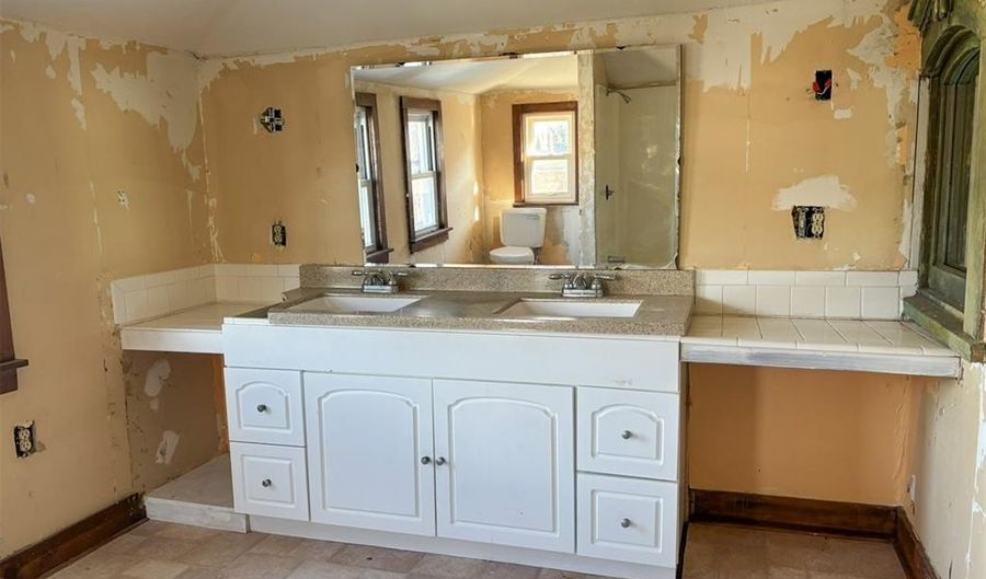 817 7th St, Alva, OK 73717 - 4 Beds, 2 Bath