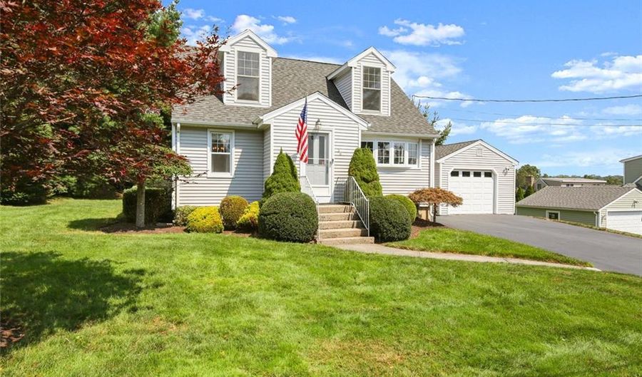 36 Hickory St, Trumbull, CT 06611 - 3 Beds, 2 Bath