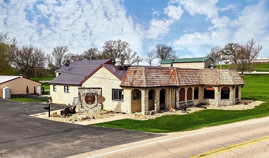 30824 Olde Hawkeye, Dyersville, IA 52040 - 5 Beds, 6 Bath