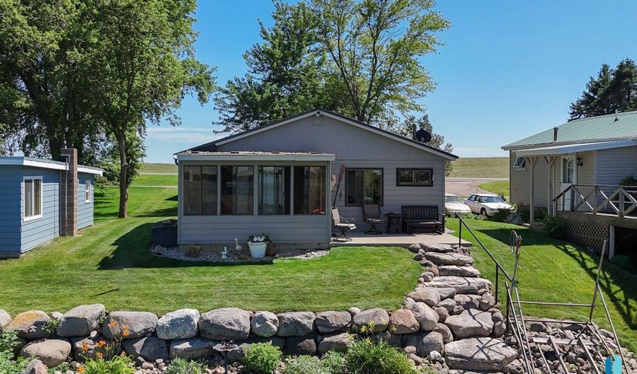10 S Oakwood Shoreline Dr, Bruce, SD 57220 - 2 Beds, 1 Bath