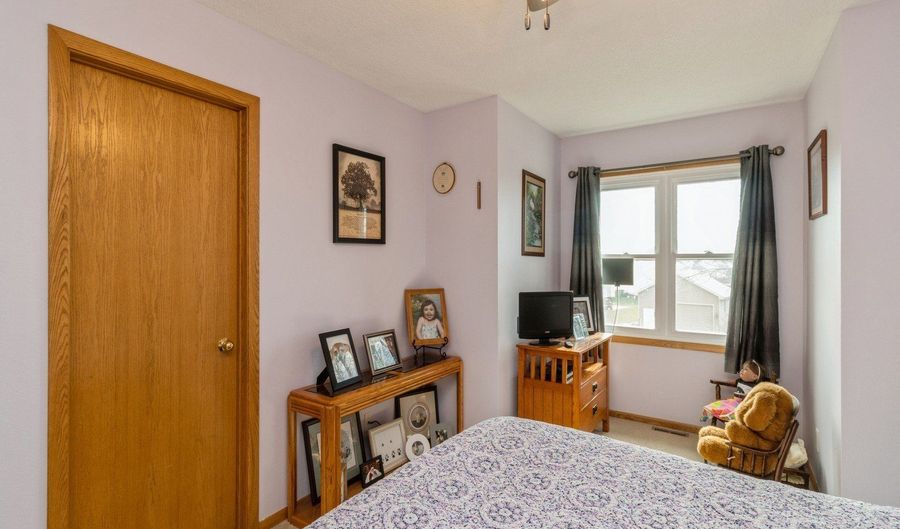 953 Robin Cir, Altoona, IA 50009 - 3 Beds, 3 Bath
