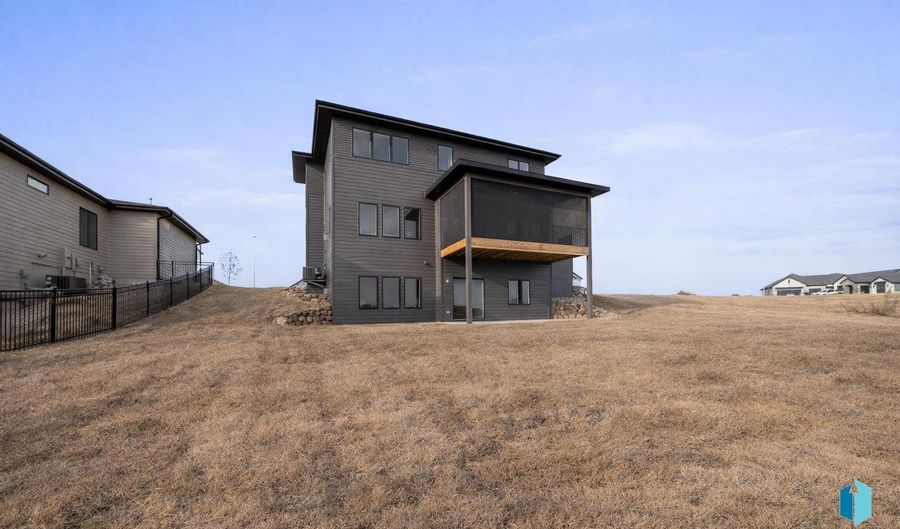 1517 W Autumn Cir, Brandon, SD 57005 - 5 Beds, 4 Bath