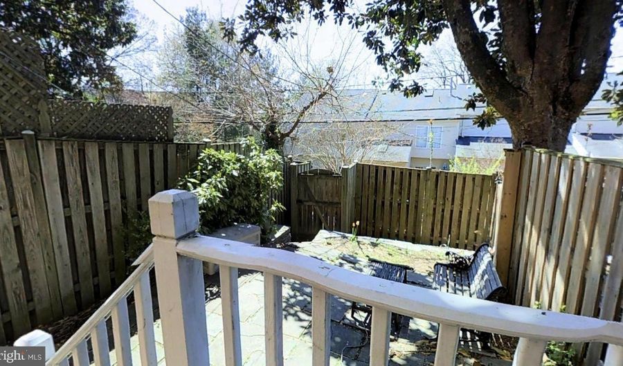 2112 N BRANDYWINE St, Arlington, VA 22207 - 2 Beds, 2 Bath