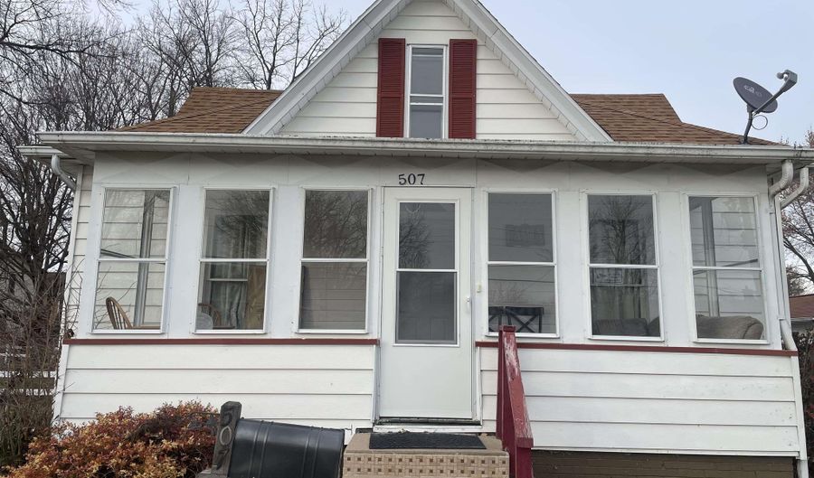 507 E MILL St, Knoxville, IL 61448 - 3 Beds, 2 Bath