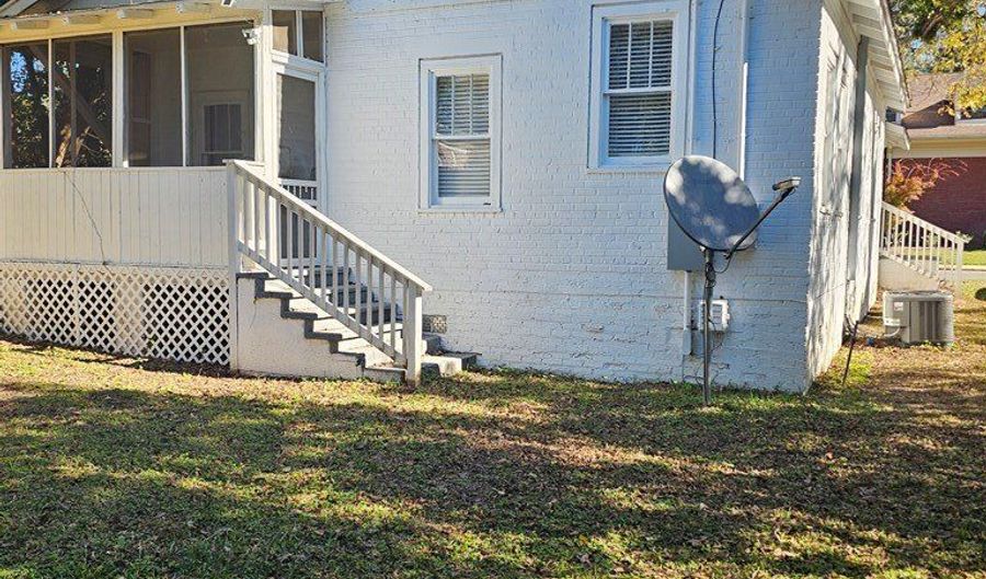 320 Monroe St, Bainbridge, GA 39819 - 2 Beds, 1 Bath