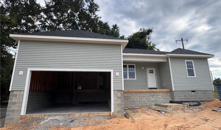 301 Keyser St, Aberdeen, NC 28315 - 3 Beds, 2 Bath