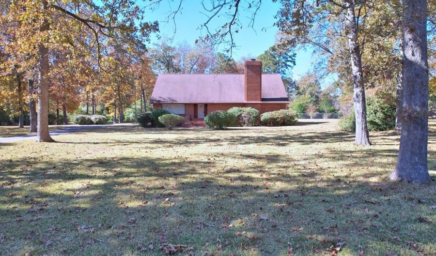 2713 WESTMEADE Rd, Albany, GA 31721 - 4 Beds, 2 Bath