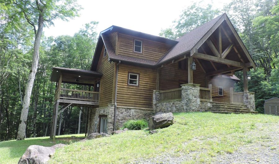 103 Chucks Ln, Bakersville, NC 28705 - 4 Beds, 4 Bath