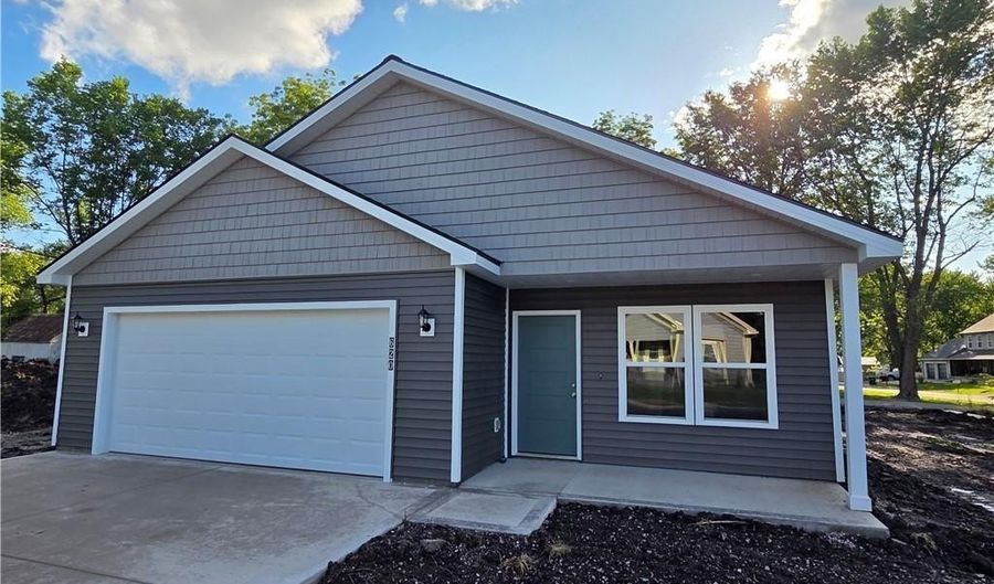 542 N Lexington St, Adrian, MO 64720 - 3 Beds, 2 Bath
