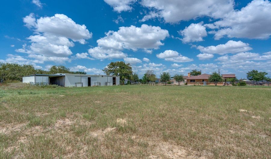 300 County Road 324, Adkins, TX 78101 - 5 Beds, 0 Bath