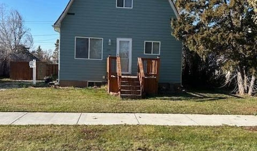 120 Ohmer St, Bottineau, ND 58318 - 2 Beds, 2 Bath