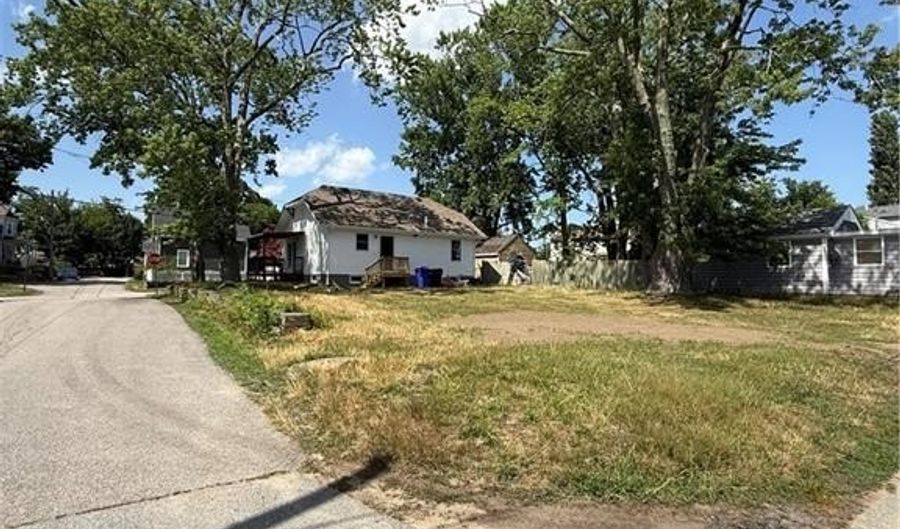 63 Shore Rd, East Providence, RI 02915 - 2 Beds, 1 Bath