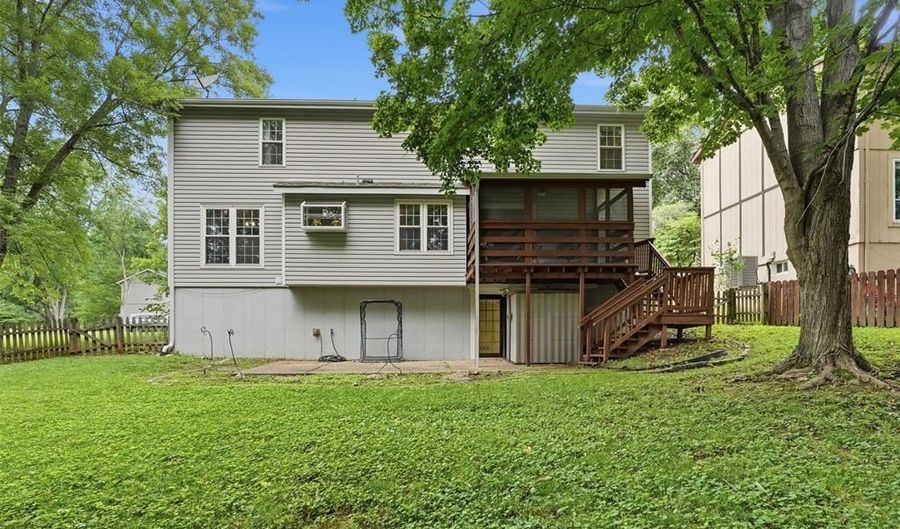 130 Holly Garden Dr, Ballwin, MO 63021 - 4 Beds, 4 Bath