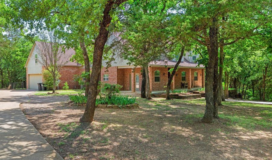 8000 Walnut Dr, Alvarado, TX 76009 - 3 Beds, 4 Bath