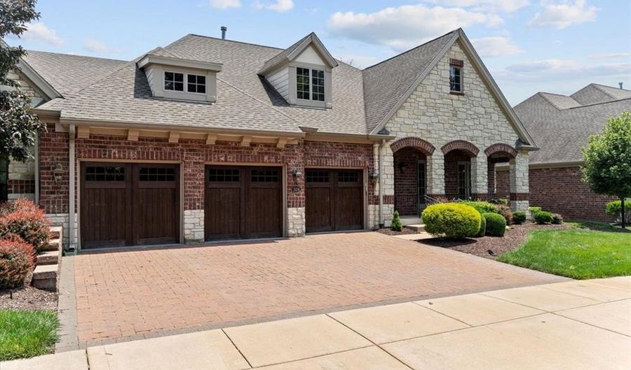 324 Meadowbrook Country Club Est, Ballwin, MO 63011 - 3 Beds, 3 Bath