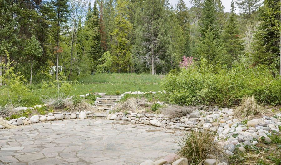 386 SPRUCE St, Alpine, WY 83128 - 2 Beds, 2 Bath