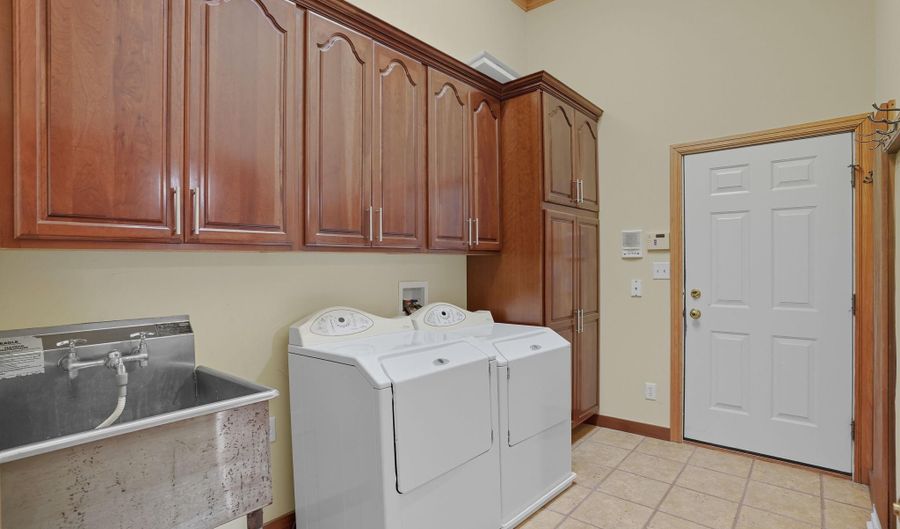 328 RAVEN Cir, Camden Wyoming, DE 19934 - 5 Beds, 6 Bath