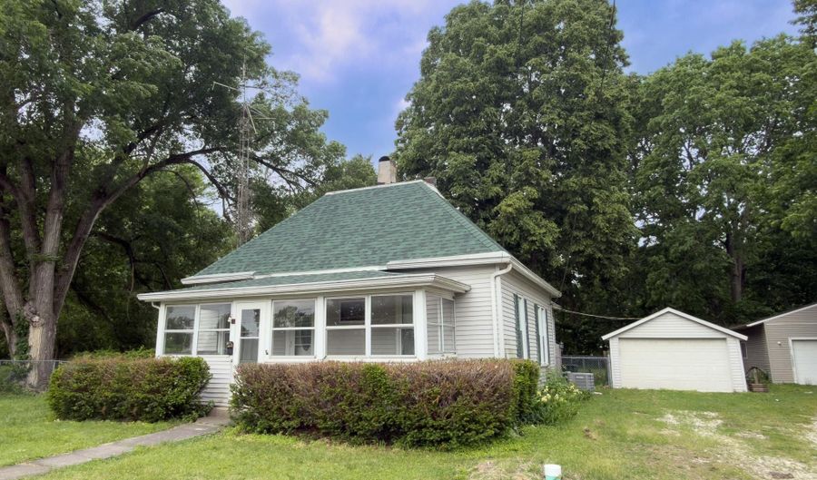 300 N Harshbarger St, Abingdon, IL 61410 - 1 Beds, 1 Bath