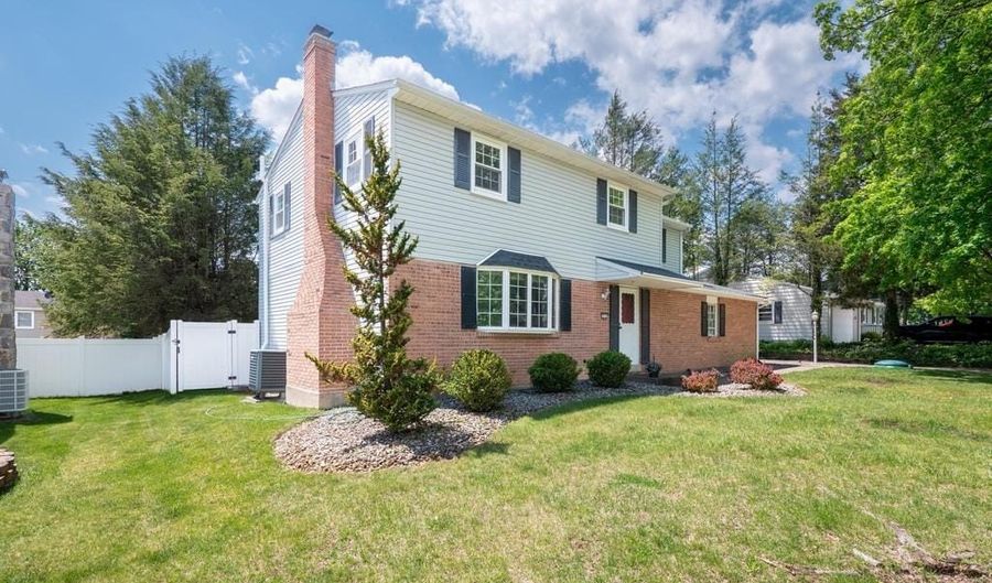 814 S HAYS St, Allentown, PA 18103 - 5 Beds, 2 Bath