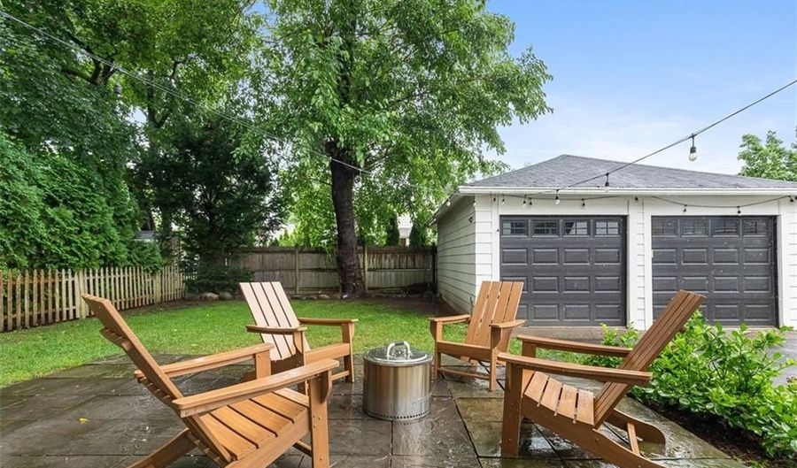 15 Berwick Pl, East Providence, RI 02916 - 2 Beds, 2 Bath