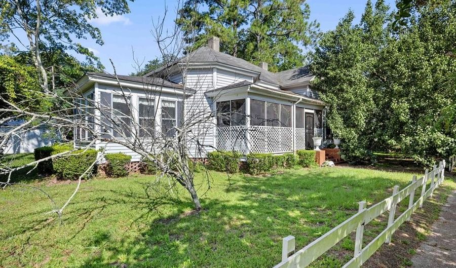 414 S Hutchinson Ave, Adel, GA 31620 - 3 Beds, 2 Bath