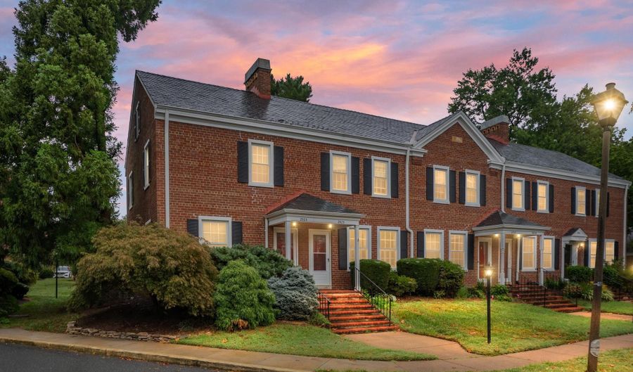2925 S BUCHANAN St 2925, Arlington, VA 22206 - 2 Beds, 2 Bath