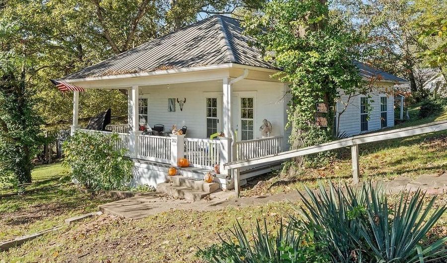 202 Oak St, Anderson, MO 64831 - 2 Beds, 1 Bath