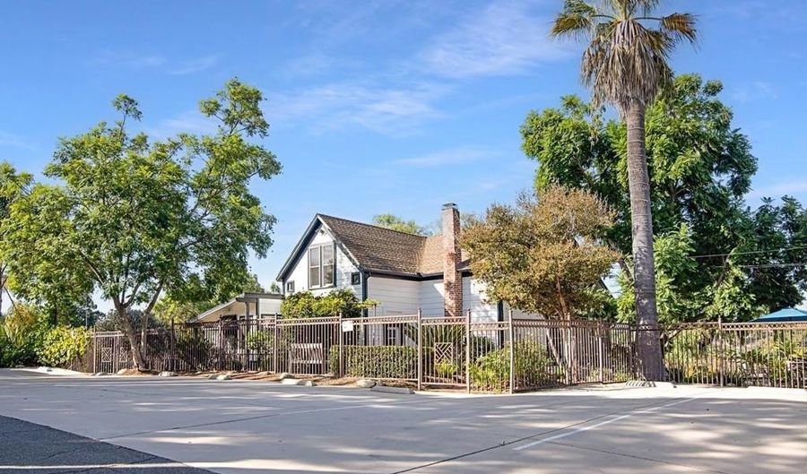 210 S Vine St, Fallbrook, CA 92028 - 5 Beds, 3 Bath